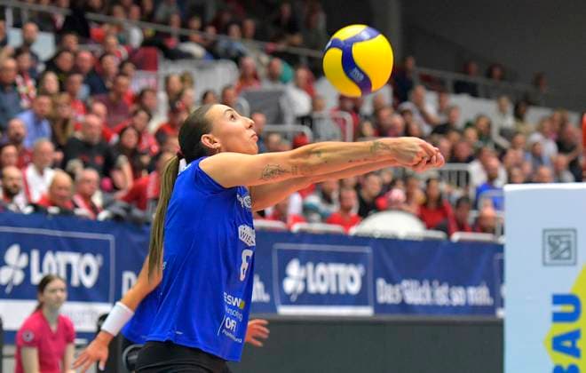 23.03.2024, Wiesbadens Melissa Langegger bei der Annahme, Volleyball, Bundesliga, play off Viertelfinale, Dresdner SC - VC Wiesbaden 2:3, Dresden Sachsen