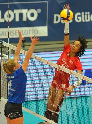 23.03.2024, Dresdens Tia Jimerson gegen Wiesbadens Jonna Wasserfaller, Volleyball, Bundesliga, play off Viertelfinale, Dresdner SC - VC Wiesbaden 2:3, Dresden Sachsen