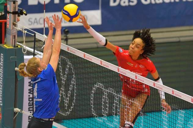 23.03.2024, Dresdens Tia Jimerson gegen Wiesbadens Jonna Wasserfaller, Volleyball, Bundesliga, play off Viertelfinale, Dresdner SC - VC Wiesbaden 2:3, Dresden Sachsen