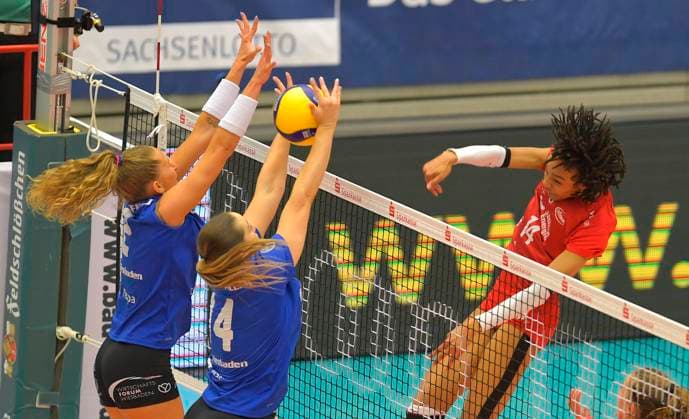 23.03.2024, Dresdens Tia Jimerson gegen Wiesbadens Jonna Wasserfaller und Jaidyn Blanchfield, Volleyball, Bundesliga, play off Viertelfinale, Dresdner SC - VC Wiesbaden 2:3, Dresden Sachsen