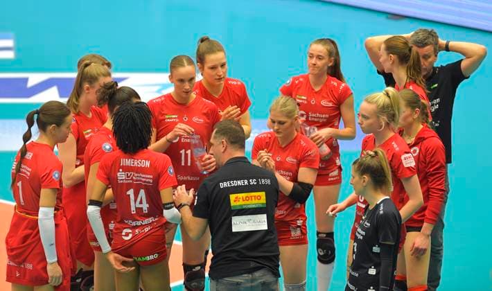 23.03.2024, Dresdens Co-Trainer Vladimir Kapris mit der Mannschaft, hinten Dresdens Trainer Alexander Waibl, Volleyball, Bundesliga, play off Viertelfinale, Dresdner SC - VC Wiesbaden 2:3, Dresden Sachsen
