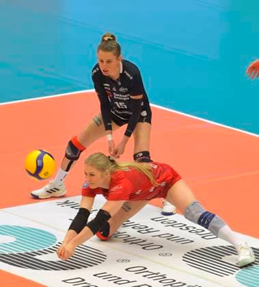 23.03.2024, Dresdens Hester Jasper bei der Annahme, dahinter Dresdens Aleksandra Jegdic, Volleyball, Bundesliga, play off Viertelfinale, Dresdner SC - VC Wiesbaden 2:3, Dresden Sachsen