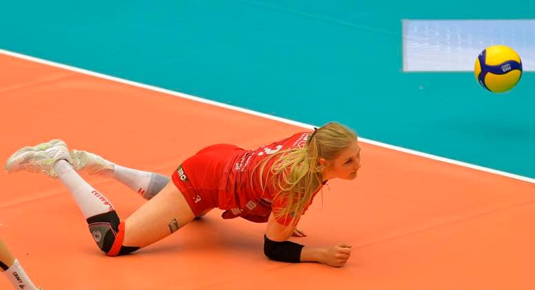 23.03.2024, Dresdens Hester Jasper bei der Annahme, Volleyball, Bundesliga, play off Viertelfinale, Dresdner SC - VC Wiesbaden 2:3, Dresden Sachsen