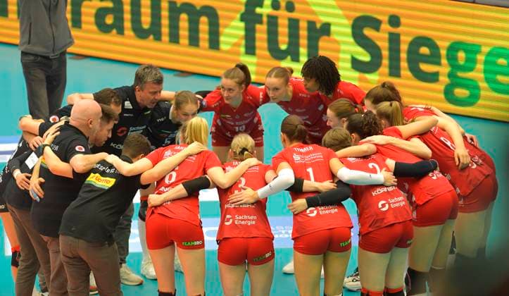 23.03.2024, die Dresdner Mannschaft vor dem Spiel, Volleyball, Bundesliga, play off Viertelfinale, Dresdner SC - VC Wiesbaden 2:3, Dresden Sachsen