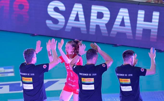 23.03.2024, Dresdens Sarah Straube beim Einlaufen, mit Dresdens Trainer Alexander Waibl, Volleyball, Bundesliga, play off Viertelfinale, Dresdner SC - VC Wiesbaden 2:3, Dresden Sachsen