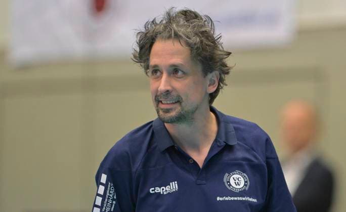 23.03.2024, Wiesbadens Trainer Benedikt Frank, Volleyball, Bundesliga, play off Viertelfinale, Dresdner SC - VC Wiesbaden 2:3, Dresden Sachsen