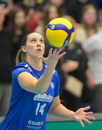 23.03.2024, Wiesbadens Jonna Wasserfaller beim Aufschlag, Volleyball, Bundesliga, play off Viertelfinale, Dresdner SC - VC Wiesbaden 2:3, Dresden Sachsen