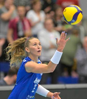 23.03.2024, Wiesbadens Jaidyn Blanchfield beim Aufschlag, Volleyball, Bundesliga, play off Viertelfinale, Dresdner SC - VC Wiesbaden 2:3, Dresden Sachsen
