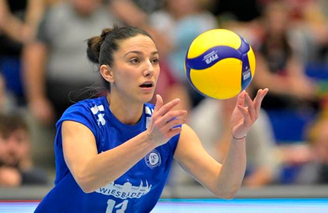 23.03.2024, Wiesbadens Milana Bozic beim Aufschlag, Volleyball, Bundesliga, play off Viertelfinale, Dresdner SC - VC Wiesbaden 2:3, Dresden Sachsen