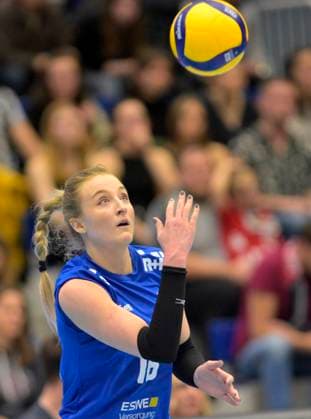 23.03.2024, Wiesbadens Izabella Rapacz beim Aufschlag, Volleyball, Bundesliga, play off Viertelfinale, Dresdner SC - VC Wiesbaden 2:3, Dresden Sachsen