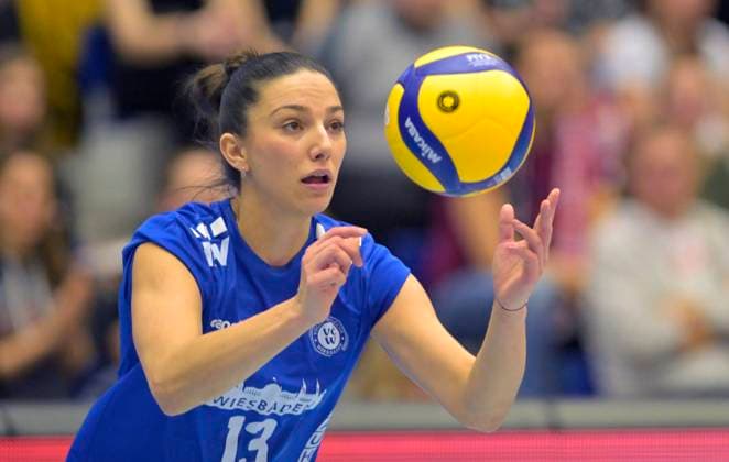 23.03.2024, Wiesbadens Milana Bozic beim Aufschlag, Volleyball, Bundesliga, play off Viertelfinale, Dresdner SC - VC Wiesbaden 2:3, Dresden Sachsen