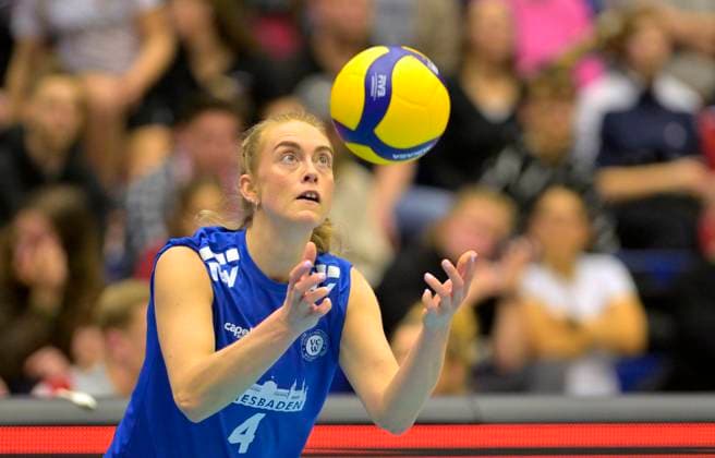 23.03.2024, Wiesbadens Tanja Grosser beim Aufschlag, Volleyball, Bundesliga, play off Viertelfinale, Dresdner SC - VC Wiesbaden 2:3, Dresden Sachsen