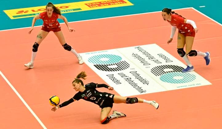23.03.2024, Dresdens Aleksandra Jegdic bei der Annahme, Volleyball, Bundesliga, play off Viertelfinale, Dresdner SC - VC Wiesbaden 2:3, Dresden Sachsen