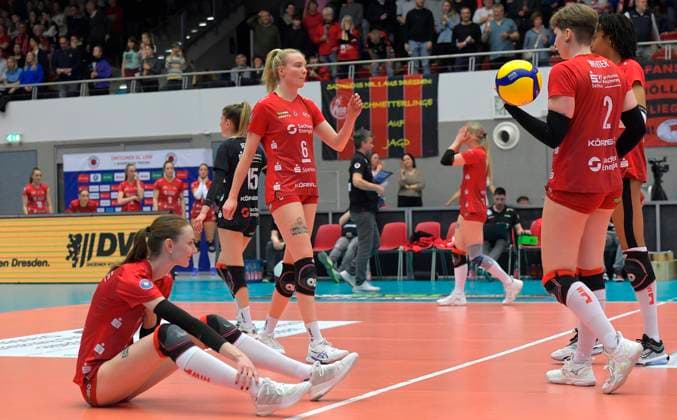 23.03.2024, Dresdens Lara Berger am Boden, mit Mitspielerinnen nach der Niederlage, Volleyball, Bundesliga, play off Viertelfinale, Dresdner SC - VC Wiesbaden 2:3, Dresden Sachsen