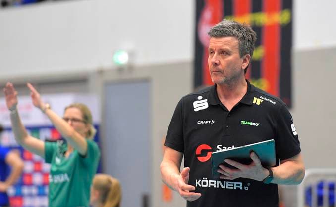 23.03.2024, Dresdens Trainer Alexander Waibl mit Taktiktafel, Volleyball, Bundesliga, play off Viertelfinale, Dresdner SC - VC Wiesbaden 2:3, Dresden Sachsen