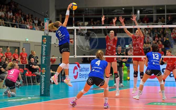 23.03.2024, Wiesbadens Jaidyn Blanchfield schmettert gegen den Dresdner Block, Volleyball, Bundesliga, play off Viertelfinale, Dresdner SC - VC Wiesbaden 2:3, Dresden Sachsen