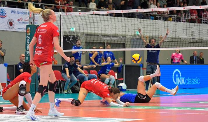 23.03.2024, Dresdens Pia Timmer am Boden,vorn Dresdens Jennifer Janiska, Volleyball, Bundesliga, play off Viertelfinale, Dresdner SC - VC Wiesbaden 2:3, Dresden Sachsen