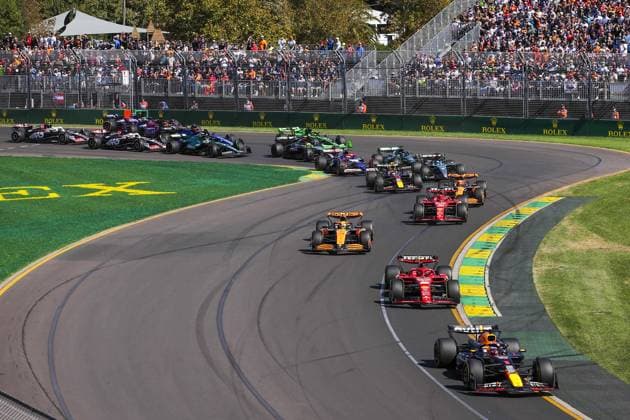 Start of the race, 01 VERSTAPPEN Max (nld), Red Bull Racing RB20, action during the Formula 1 Rolex Australian Grand Prix 2024, 3rd round of the 2024 Formula One World Championship, WM, Weltmeisterschaft from March 22 to 24, 2024 on the Albert Park Circuit, in Melbourne, Australia - F1 - AUSTRALIAN GRAND PRIX 2024 DPPI Panoramic  240324_R03_AUSTRALIA_EA021741.JPG