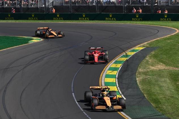 AUSTRALIAN F1 GRAND PRIX, McLaren driver Lando Norris leads Carlos Sainz and Oscar Piastri during the Australian Grand Prix 2024 at Albert Park Circuit in Melbourne, Sunday, March 24, 2024. ( NO ARCHIVING, EDITORIAL USE ONLY, NO USE IN BOOKS WITHOUT CONSENT MELBOURNE VICTORIA AUSTRALIA  Copyright: xJOELxCARRETTx 20240324001921933294
