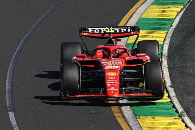 AUSTRALIAN F1 GRAND PRIX, Carlos Sainz of Ferrari leads during the Australian Grand Prix 2024 at Albert Park Circuit in Melbourne, Sunday, March 24, 2024. ( NO ARCHIVING, EDITORIAL USE ONLY, NO USE IN BOOKS WITHOUT CONSENT MELBOURNE VICTORIA AUSTRALIA  Copyright: xJOELxCARRETTx 20240324001921934378