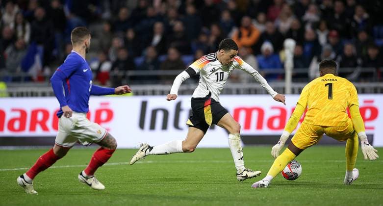 Lyon , Fußball Länderspiel Frankreich vs. Deutschland , (L-R) Lucas Hernandez (Frankreich) , Jamal Musiala (Deutschland) , Torwart Brice Samba (Frankreich) Gemäß den Vorgaben des DFB Deutscher Fußball Bund ist es untersagt, in dem Stadion und oder vom Spiel angefertigte Fotoaufnahmen in Form von Sequenzbildern und oder videoähnlichen Fotostrecken zu verwerten bzw. verwerten zu lassen.
