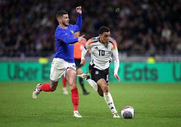 Lyon , Fußball Länderspiel Frankreich vs. Deutschland , (L-R) Lucas Hernandez (Frankreich) , Jamal Musiala (Deutschland) Gemäß den Vorgaben des DFB Deutscher Fußball Bund ist es untersagt, in dem Stadion und oder vom Spiel angefertigte Fotoaufnahmen in Form von Sequenzbildern und oder videoähnlichen Fotostrecken zu verwerten bzw. verwerten zu lassen.
