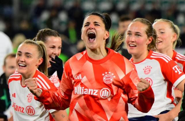 Sport Themen der Woche KW12 Sport Bilder des Tages Fussball I Frauen I Saison 2023-2024 I Google Pixel Frauen-Bundesliga I 17. Spieltag I VfL Wolfsburg - FC Bayern München I 23.03.2024 Jovana Damnjanovic (9, FC Bayern München) mit Jubel über den Sieg, Freude über das gewonnene Spiel Wolfsburg Volkswagen Arena Niedersachsen Deutschland *** Soccer I Women I Season 2023 2024 I Google Pixel Women Bundesliga I 17 Matchday I VfL Wolfsburg FC Bayern Munich I 23 03 2024 Jovana Damnjanovic 9, FC Bayern Munich celebrating the victory, joy about the won match Wolfsburg Volkswagen Arena Niedersachsen Germany Copyright: xLobeca IndiraxIndorfx