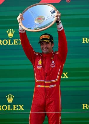 March 24, 2024, Melbourne, Victoria, Australia: March 24, 2024, Melbourne, Victoria, Australia: Spanish driver Carlos Sainz ( 55) of Ferrari holds up his trophy after winning the 2024 Australian F1 Grand Prix Melbourne Australia - ZUMAk106 20240324_zaf_k106_002 Copyright: xTheoxKaranikosx