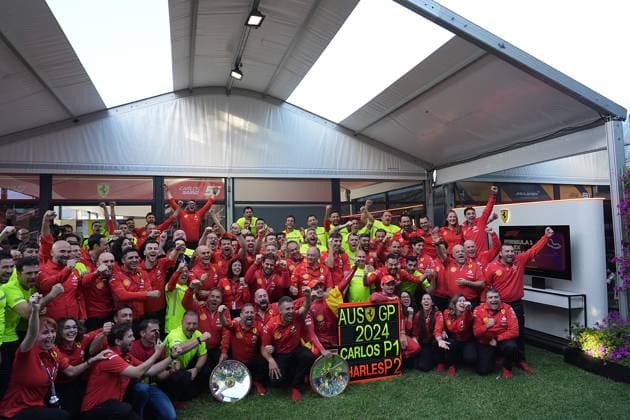 24.03.2024, Albert Park Circuit, Melbourne, FORMULA 1 ROLEX AUSTRALIAN GRAND PRIX 2024 ,im Bild Das Ferrari Team feiert den Doppelsieg in Melbourne, Sieger Carlos Sainz Jr. (ESP), Scuderia Ferrari, 2.Platz für Charles Leclerc (MCO), Scuderia Ferrari. Melbourne Albert Park Circuit Victoria Australien