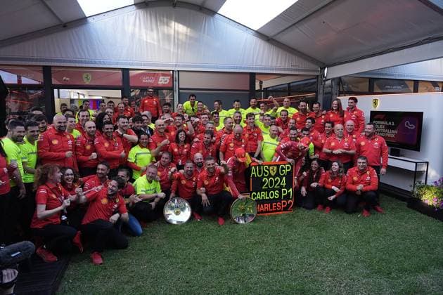 24.03.2024, Albert Park Circuit, Melbourne, FORMULA 1 ROLEX AUSTRALIAN GRAND PRIX 2024 ,im Bild Das Ferrari Team feiert den Doppelsieg in Melbourne, Sieger Carlos Sainz Jr. (ESP), Scuderia Ferrari, 2.Platz für Charles Leclerc (MCO), Scuderia Ferrari. Melbourne Albert Park Circuit Victoria Australien