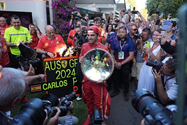 24.03.2024, Albert Park Circuit, Melbourne, FORMULA 1 ROLEX AUSTRALIAN GRAND PRIX 2024 ,im Bild Das Ferrari Team feiert den Doppelsieg in Melbourne, Sieger Carlos Sainz Jr. (ESP), Scuderia Ferrari, 2.Platz für Charles Leclerc (MCO), Scuderia Ferrari. Melbourne Albert Park Circuit Victoria Australien