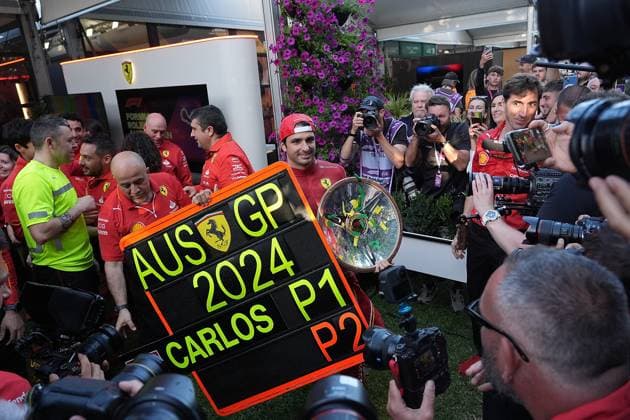 24.03.2024, Albert Park Circuit, Melbourne, FORMULA 1 ROLEX AUSTRALIAN GRAND PRIX 2024 ,im Bild Das Ferrari Team feiert den Doppelsieg in Melbourne, Sieger Carlos Sainz Jr. (ESP), Scuderia Ferrari, 2.Platz für Charles Leclerc (MCO), Scuderia Ferrari. Melbourne Albert Park Circuit Victoria Australien