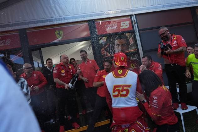 24.03.2024, Albert Park Circuit, Melbourne, FORMULA 1 ROLEX AUSTRALIAN GRAND PRIX 2024 ,im Bild Das Ferrari Team feiert den Doppelsieg in Melbourne, Sieger Carlos Sainz Jr. (ESP), Scuderia Ferrari, 2.Platz für Charles Leclerc (MCO), Scuderia Ferrari. Melbourne Albert Park Circuit Victoria Australien