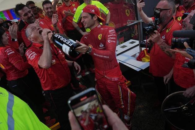 24.03.2024, Albert Park Circuit, Melbourne, FORMULA 1 ROLEX AUSTRALIAN GRAND PRIX 2024 ,im Bild Das Ferrari Team feiert den Doppelsieg in Melbourne, Sieger Carlos Sainz Jr. (ESP), Scuderia Ferrari, 2.Platz für Charles Leclerc (MCO), Scuderia Ferrari. Melbourne Albert Park Circuit Victoria Australien