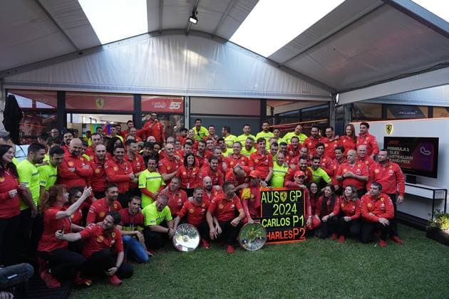 FORMULA 1 ROLEX AUSTRALIAN GRAND PRIX 2024 24.03.2024, Albert Park Circuit, Melbourne, FORMULA 1 ROLEX AUSTRALIAN GRAND PRIX 2024 ,im Bild Das Ferrari Team feiert den Doppelsieg in Melbourne, Sieger Carlos Sainz Jr. (ESP), Scuderia Ferrari, 2.Platz für Charles Leclerc (MCO), Scuderia Ferrari.