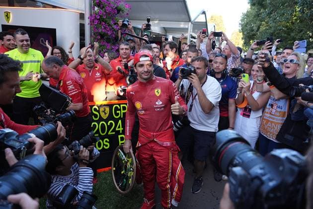 FORMULA 1 ROLEX AUSTRALIAN GRAND PRIX 2024 24.03.2024, Albert Park Circuit, Melbourne, FORMULA 1 ROLEX AUSTRALIAN GRAND PRIX 2024 ,im Bild Das Ferrari Team feiert den Doppelsieg in Melbourne, Sieger Carlos Sainz Jr. (ESP), Scuderia Ferrari, 2.Platz für Charles Leclerc (MCO), Scuderia Ferrari.