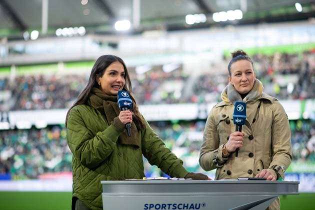 Lea Wagner (ARD Sportschau TV Moderatorin), Almuth Schult (Nationalspielerin, ARD Sportschau TV Expertin), GER, VfL Wolfsburg vs FC Bayern Muenchen, Fussball Google Pixel Frauen Bundesliga, 17. Spieltag, Saison 2023 2024, 23.03.2024 DFB regulations prohibit any use of photographs as image sequences and or quasi-video GER, VfL Wolfsburg vs FC Bayern Muenchen, Fussball Google Pixel Frauen Bundesliga, 17. Spieltag, Saison 2023 2024, 23.03.2024 Wolfsburg *** Lea Wagner ARD Sportschau TV presenter , Almuth Schult National player, ARD Sportschau TV expert , GER, VfL Wolfsburg vs FC Bayern Muenchen, Football Google Pixel Frauen Bundesliga, 17 Spieltag, Saison 2023 2024, 23 03 2024 DFB regulations prohibit any use of photographs as image sequences and or quasi video GER, VfL Wolfsburg vs FC Bayern Muenchen, Football Google Pixel Frauen Bundesliga, 17 Spieltag, Saison 2023 2024, 23 03 2024 Wolfsburg Copyright: xEibner-Pressefoto Memmlerx EP_MMR