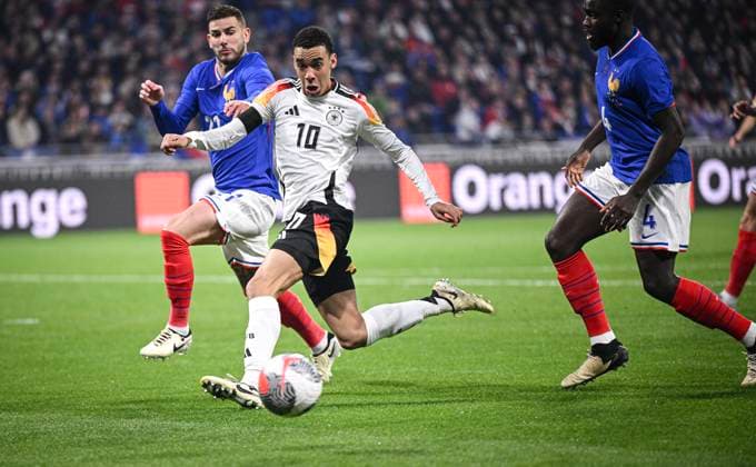 FUSSBALL INTERNATIONAL Testspiel in Lyon Frankreich - Deutschland 23.03.2023 Jamal Musiala (Mitte, Deutschland) gegen Lucas Hernandez (li, Frankreich) und Dayot Upamecano (re, Frankreich)