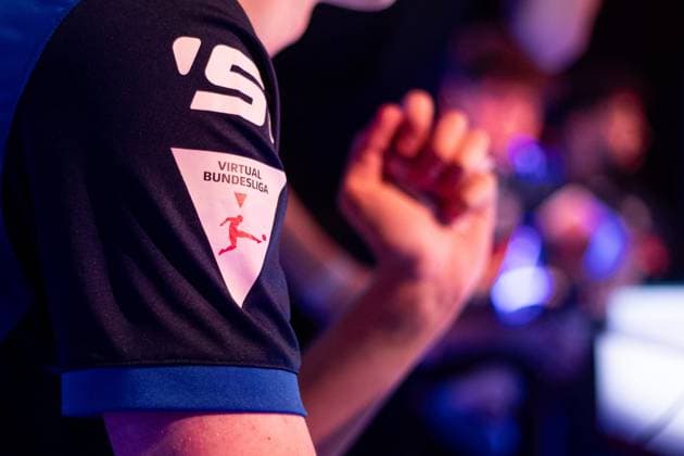 Virtual Bundesliga Club Championship by WOW: Finale; 24.03.2024 Logo der Virtuelle Bundesliga (Virtual Bundesliga) auf dem Trikot von SC Paderborn. Virtual Bundesliga Club Championship by WOW: Finale; 24.03.2024