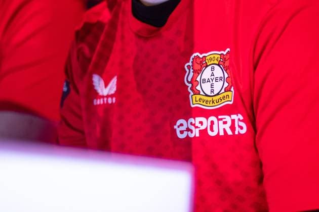Virtual Bundesliga Club Championship by WOW: Finale; 24.03.2024 Sean Landwehr (Sean_ldw07, Bayer 04 Leverkusen), Logo von Leverkusen eSports auf dem Trikot Virtual Bundesliga Club Championship by WOW: Finale; 24.03.2024