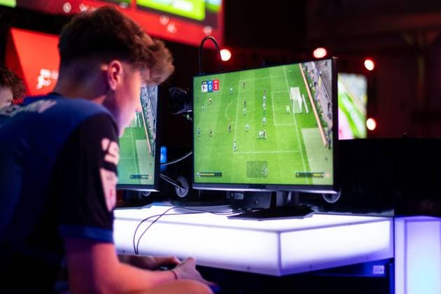Virtual Bundesliga Club Championship by WOW: Finale; 24.03.2024 Jonas Wirth (Jonny, SC Paderborn 07), Bildschirm Virtual Bundesliga Club Championship by WOW: Finale; 24.03.2024