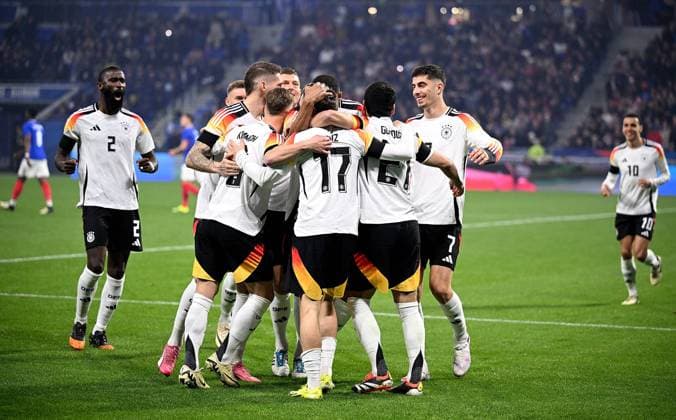 FUSSBALL INTERNATIONAL Testspiel in Lyon Frankreich - Deutschland 23.03.2023 Jubel, Jubeltraube nach dem Tor zum 0 - 1 durch den Torschuetzen Florian Wirtz (Deutschland) in der mitte Toni Kroos (Deutschland)