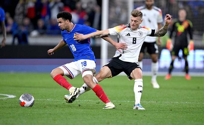 FUSSBALL INTERNATIONAL Testspiel in Lyon Frankreich - Deutschland 23.03.2023 Warren Zaire-Emery (li, Frankreich) gegen Toni Kroos (re, Deutschland)