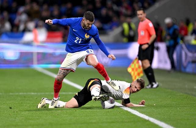 FUSSBALL INTERNATIONAL Testspiel in Lyon Frankreich - Deutschland 23.03.2023 Lucas Hernandez (li, Frankreich) gegen Joshua Kimmich (re, Deutschland)