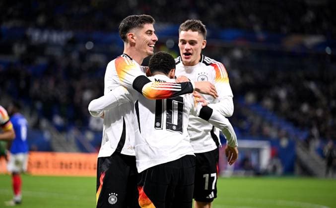 FUSSBALL INTERNATIONAL Testspiel in Lyon Frankreich - Deutschland 23.03.2023 Jubel nach dem Tor zum 0 - 2 , Torschuetze Kai Havertz (li.) mit Jamal Musiala (mitte) und Florian Wirtz (re, Deutschland)