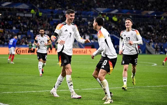 FUSSBALL INTERNATIONAL Testspiel in Lyon Frankreich - Deutschland 23.03.2023 Jubel nach dem Tor zum 0 - 2 , Torschuetze Kai Havertz (li.) mit Jamal Musiala (mitte) und Florian Wirtz (re, Deutschland)