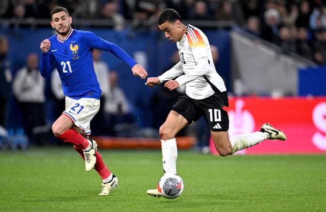 FUSSBALL INTERNATIONAL Testspiel in Lyon Frankreich - Deutschland 23.03.2023 Lucas Hernandez (li, Frankreich) gegen Jamal Musiala (re, Deutschland)