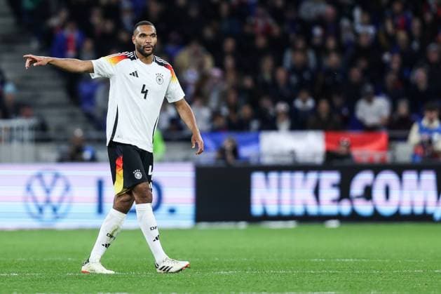 Fussball, UEFA Länderspiel Saison 2023 24 Freundschaftsspiel Frankreich - Deutschland 23.03.2024, Groupama Stadium Lyon Jonathan Tah (Deutschland, 4) im neuen DFB Adidas Trikot, rechts im Hintergrund auf der Bande, der neue Ausrüster des DFB. Nike stattet den DFB ab 2027 mit Sportartikeln aus Lyon Groupama Stadium Frankreich