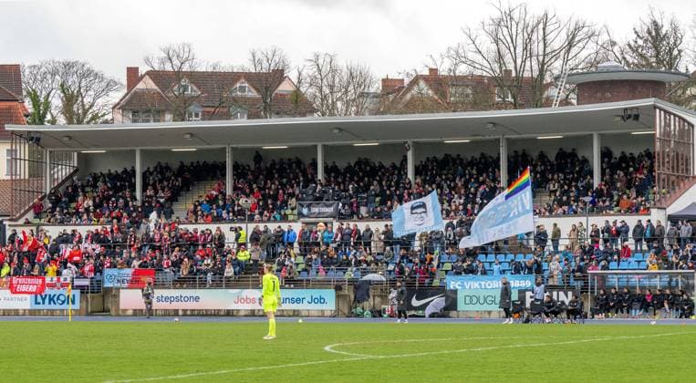 Fussball, Frauen, Saison 2023 2024, Regionalliga Nordost (15. Spieltag), FC Viktoria 1889 Berlin - 1. FC Union Berlin, Fans von Union (l.) und Viktoria (r.) auf der Tribüne, 24.03. 2024, Copyright: xMatthiasxKochx