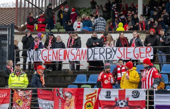 Fussball, Frauen, Saison 2023 2024, Regionalliga Nordost (15. Spieltag), FC Viktoria 1889 Berlin - 1. FC Union Berlin, Fans von Union vor dem Spiel, Wir gemeinsam Derby-Sieger, 24.03. 2024, Copyright: xMatthiasxKochx